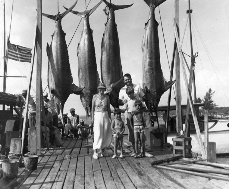 Hemingway con su familia tras un día de pesca./ Fotografía de la John F. Kennedy library