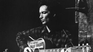 Woody Guthrie y su guitarra
