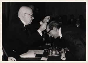 Miguel Delibes recibe la medalla de académico de la lengua en manos de Dámaso Alonso. Fuente: Fundación Miguel Delibes